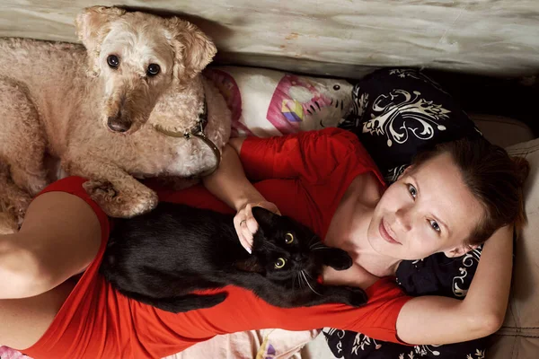 Una Mujer Acuesta Sofá Con Gato Perro Concepto Amor Por — Foto de Stock