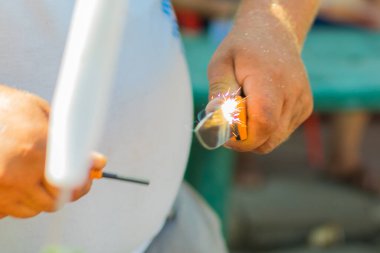 Çakmaktaşı ve çakmaktaşından kıvılcımlar kesiyor. Çakmaktaşı ve bıçakla ateş elde etmenin göstergesi..