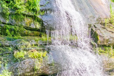 Şelale. Kayaların üzerinde yüzen su.