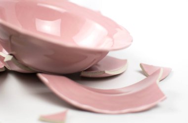 Kırık ve tabağın tamamı hafif arka planda..