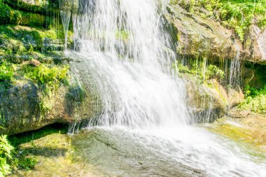 Şelale. Kayaların üzerinde yüzen su.