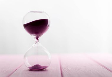 Pembe kumlu kum saati..