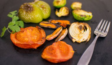 Koyu bir arka planda ızgara sebze.