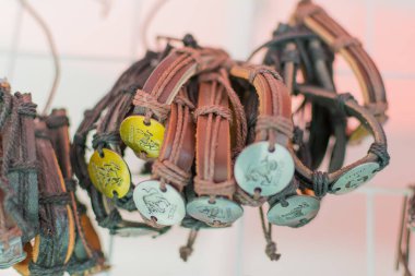 Rybakivka, Mykolayiv bölgesi, Ukrayna - 18 Ağustos 2018: Sokak ticaretinin tezgahında çeşitli dekorasyonlar, deri bilezikler.