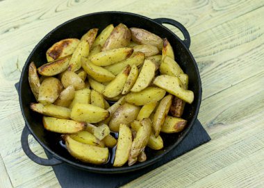 Kızarmış patates kızartma tavasında.