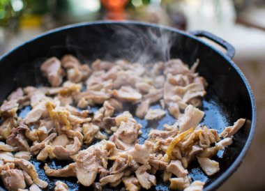 Kızarmış et kızartma tavasında hazır olsun..