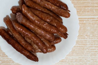 Tabakta ızgara sosis..