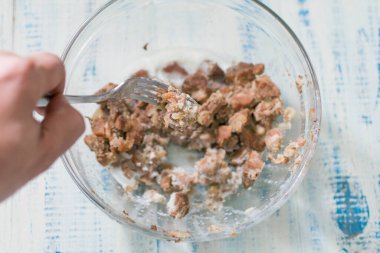 Soğuk et güveci bir tabak donmuş yağda.