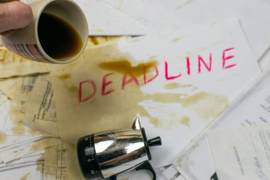 Dökülen kahvenin arka planında kırmızıyla yazılmış son teslim tarihi..