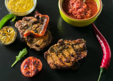 Sebze ve baharatla servis edilen ızgara et..