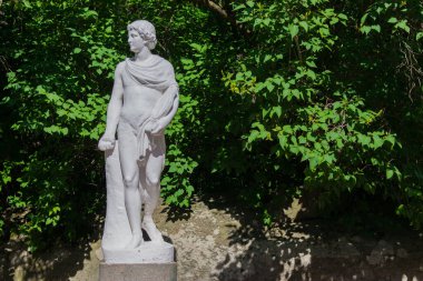 Uman, Ukrayna - 01 Temmuz 2018: şehir parkında beyaz alçı heykel.
