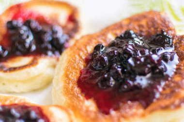 Gözlemeler böğürtlen reçeli serpiştirilmiş..