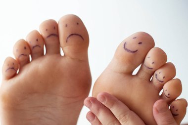 Boyalı gülücükler ve çocuk eli olan kadın ayak parmakları. Ayak bakımı konsepti, pedikür.