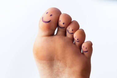 Boyalı gülüşlü kadın ayak parmakları.