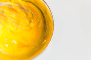 Yumurtaları bir kasede çırp..