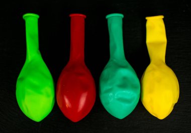 Siyah arkaplanda çok renkli balonlar.