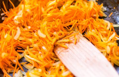 Tavada kızarmış havuç ve soğan..