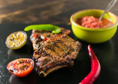 Sebze ve baharatla servis edilen ızgara et..