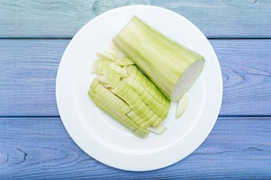 Beyaz tabakta kabak kes..