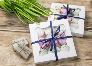 Tahta bir arka planda hediye kutusunda marşmelov. Tatlı hediye..