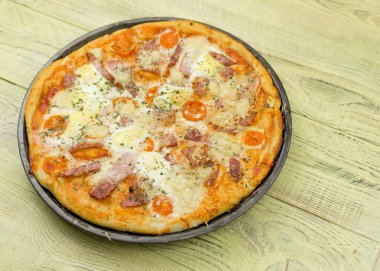 Pişirme kabında taze ev yapımı pizza..