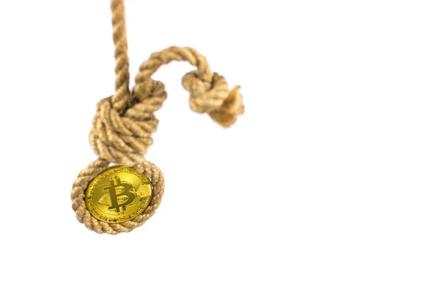 Ende des Bitcoin. Coin Bitcoin im Galgen auf weißem Hintergrund. Isoliert. — Stockbild Ende Des Bitcoin Coin Bitcoin Galgen Auf Weißem Hintergrund Isoliert — Stockfoto
