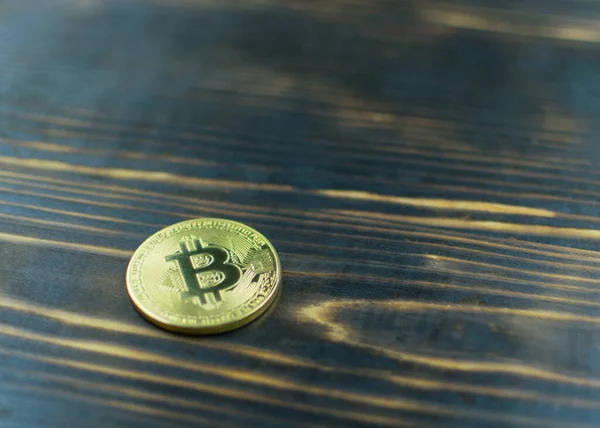 Bitcoin Sobre Fondo Oscuro Madera Chamuscada — Foto de Stock