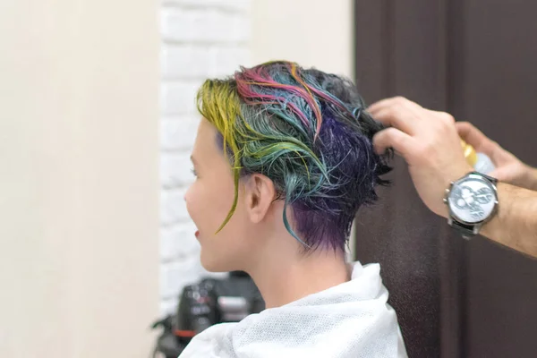 Woman Done Coloring Her Head Blue Hairdresser Salon Change Image — Stock Photo, Image