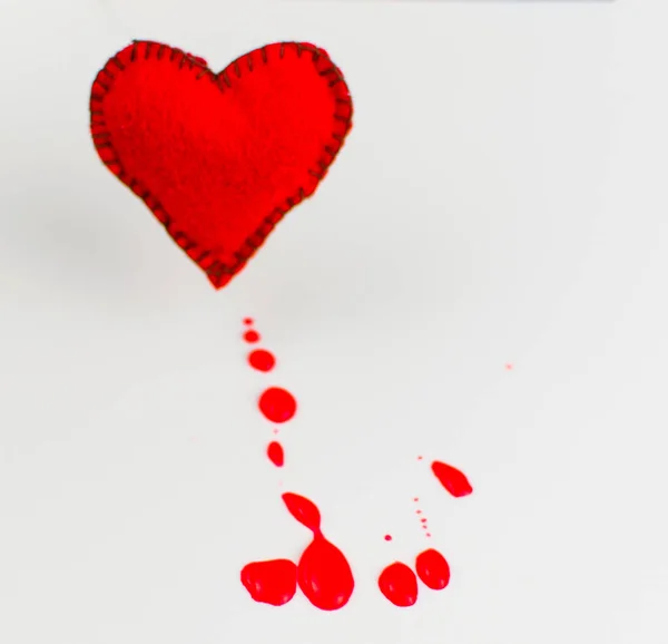 Concepto Corazón Sangrante Corazón Cosido Manchas Sangre Sobre Fondo Blanco — Foto de Stock