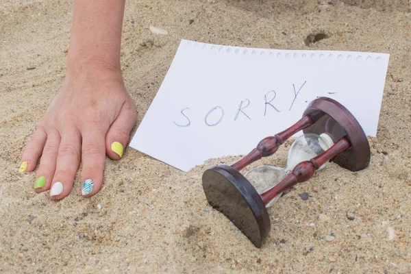 Sorry Ist Ein Wort Das Auf Papier Geschrieben Und Sand — Stockfoto