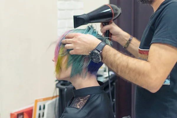 Una Mujer Terminado Colorear Cabeza Azul Salón Peluquería Cambiar Imagen — Foto de Stock