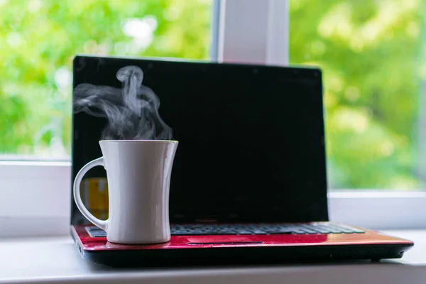 Uma Xícara Café Quente Fundo Laptop — Fotografia de Stock