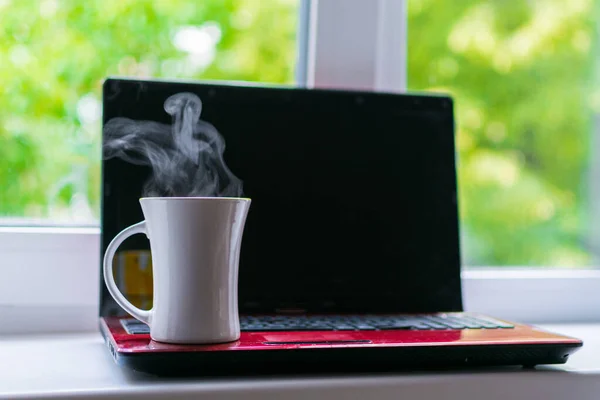 Une Tasse Café Chaud Sur Fond Ordinateur Portable — Photo