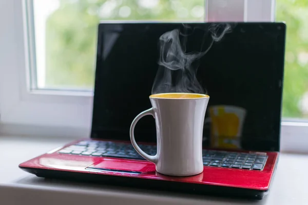 Filiżanka Gorącej Kawy Tle Laptopa — Zdjęcie stockowe