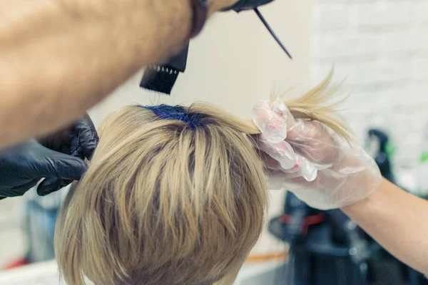 Woman Dyed Her Hair Blue Hairdresser Creative Haircut Change Image — Stock Photo, Image