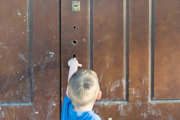Niño Está Tratando Abrir Vieja Puerta — Foto de Stock