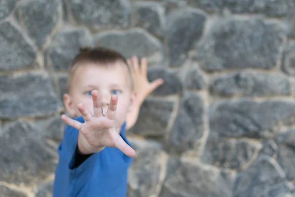 Niño Pequeño Años Tonta Alrededor Extiende Sus Dedos Sobre Fondo — Foto de Stock