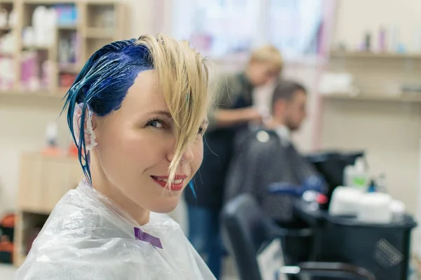 Una Mujer Terminado Colorear Cabeza Azul Salón Peluquería Cambiar Imagen — Foto de Stock