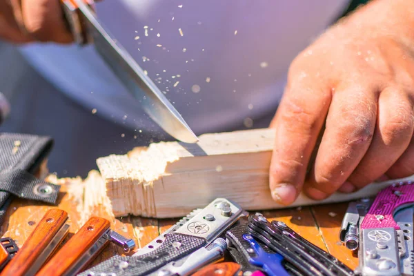 Ein Scharfes Messer Zerschneidet Das Holz Demonstration Der Schärfe Der — Stockfoto