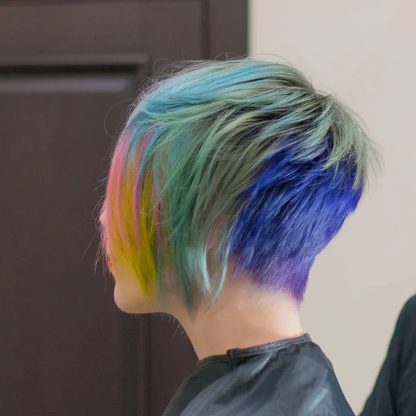 Mujer Sonríe Hecho Coloración Los Cabello Los Colores Diferentes Salón —  Fotos de Stock