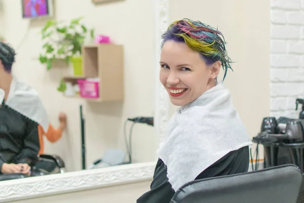 Kobieta Skończyła Malować Głowę Niebiesko Salonie Fryzjerskim Zmień Wizerunek Kobiety — Zdjęcie stockowe