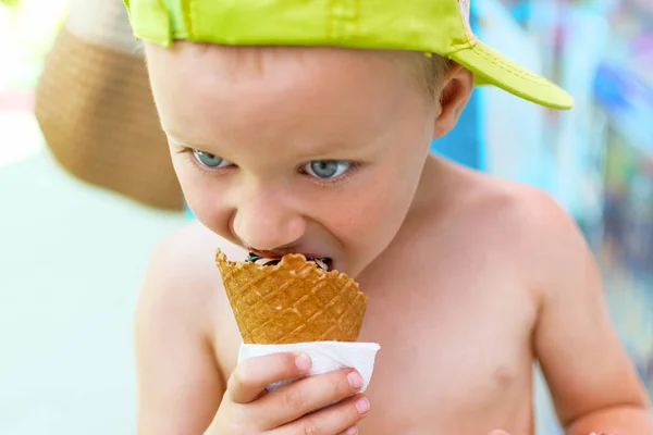 Kleine Jongen Eet Ijs — Stockfoto