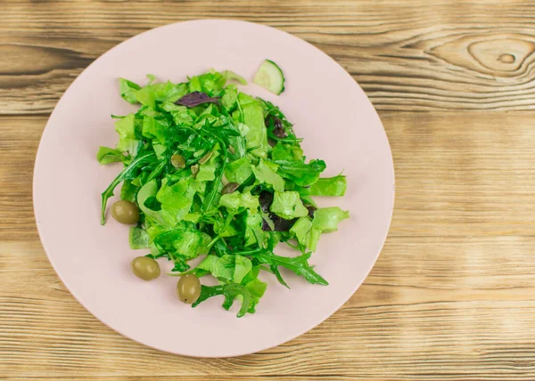 Folhas Alface Frescas Manjericão Arugula Uma Tigela Vidro Fundo Madeira — Fotografia de Stock