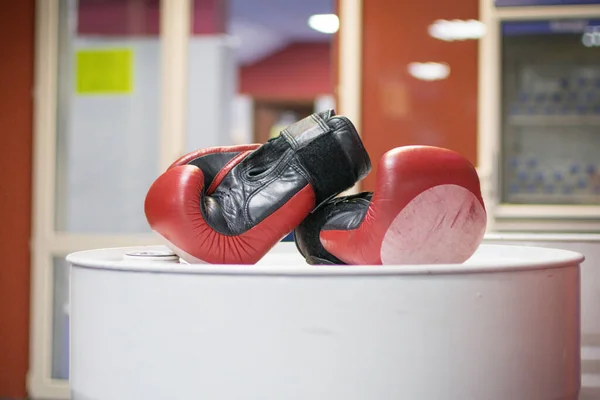 Боксерские Перчатки Тренажерном Зале Тренировок Боксу Концепция Силы Спорта — стоковое фото