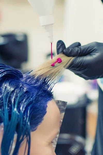 Kobieta Skończyła Malować Głowę Niebiesko Salonie Fryzjerskim Zmień Wizerunek Kobiety — Zdjęcie stockowe