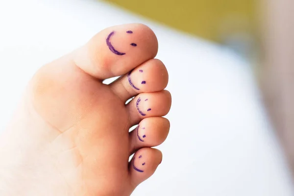 Dedos Femininos Com Smileys Pintados — Fotografia de Stock