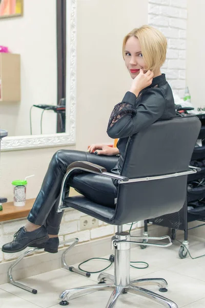 Kobieta Lat Salonie Fryzjerskim Lekkimi Włosami Skróty Zmiana Fryzury Wizerunek — Zdjęcie stockowe