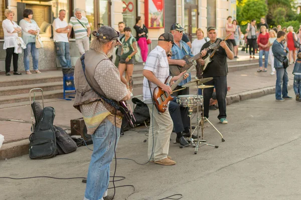 Kiev Ucrania Mayo 2018 Músicos Callejeros Tocan Las Calles Ciudad — Foto de Stock