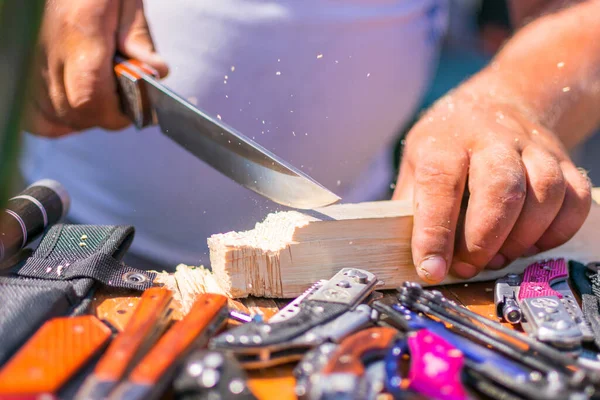 Ein Scharfes Messer Zerschneidet Das Holz Demonstration Der Schärfe Der — Stockfoto