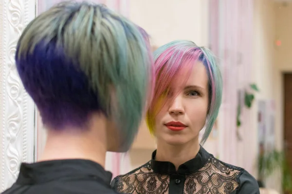 Vrouw Gemaakt Kleuring Van Haar Verschillende Kleuren Ziet Een Spiegel — Stockfoto